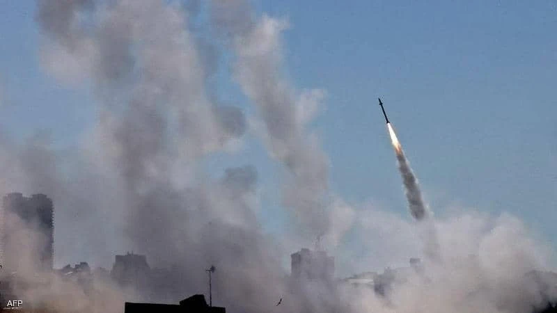 بالفيديو || صواريخ تستهدف مستوطنة إسرائيلية قرب الحدود مع لبنان وإسرائيل ترد