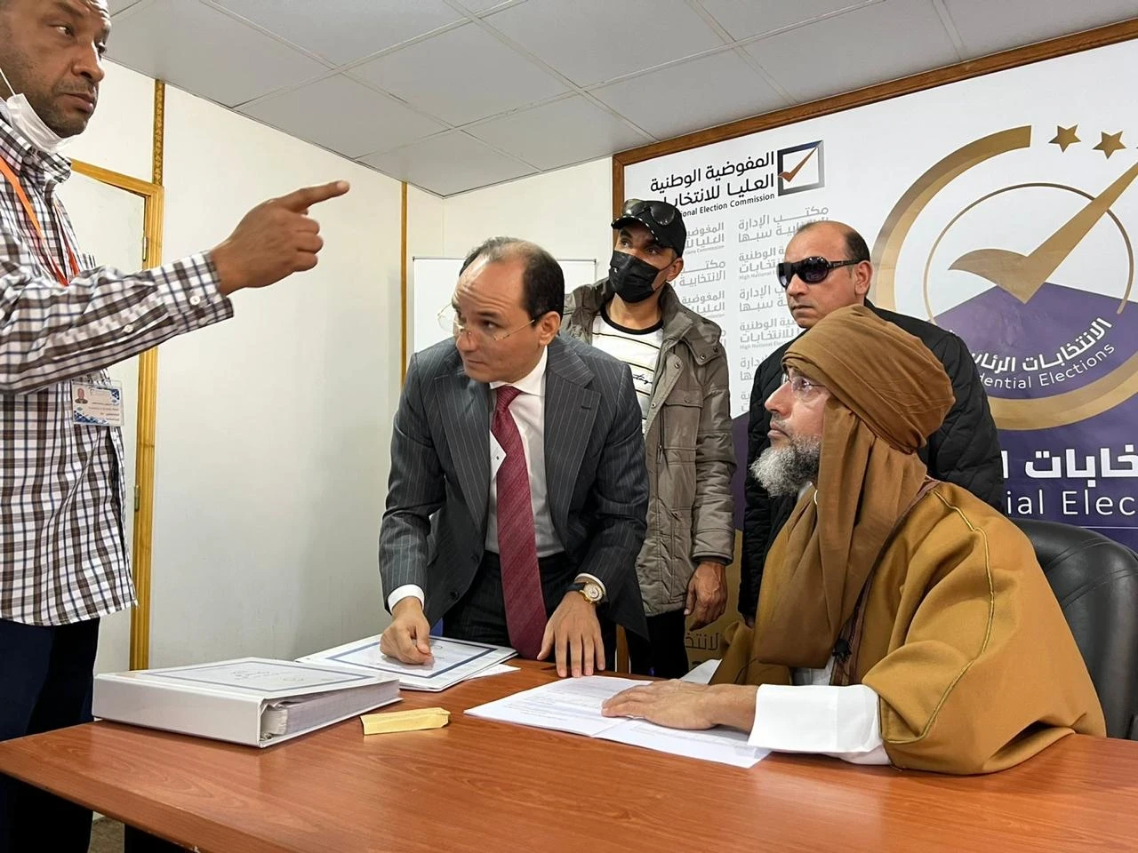 بالفيديو || أول تعليق لنجل القذافي بعد ترشحه للانتخابات والجنائية الدولية تجدد أمر القبض عليه