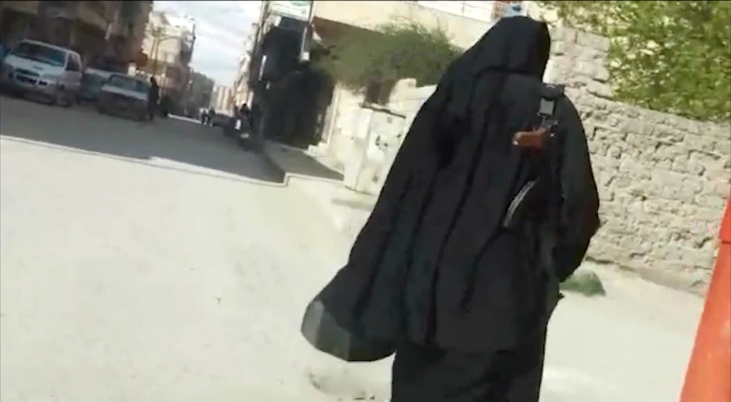 امرأتان ورجل ينفذوا عمليات انتحارية بين عناصر لـ "داعش" و"قسد" في الباغوز