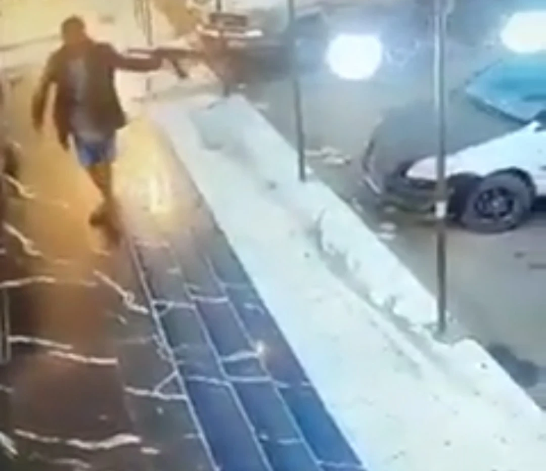 بالفيديو|| قيادي حوثي يقتل شخصين بأحد شوارع صنعاء ويصيب آخرين ثم يدخل فندقاً "لمضغ القات"