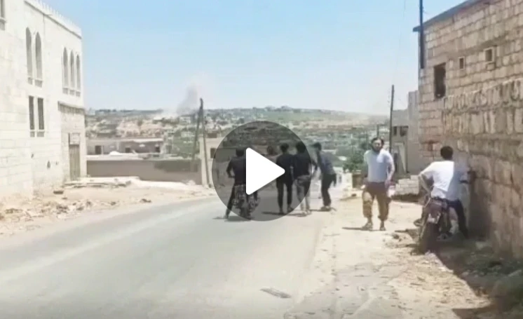 شاهد لحظة تساقط القذائف أثناء خروج المصلين من مسجد بلدة إبلين بريف إدلب بعد تأدية صلاة الجمعة