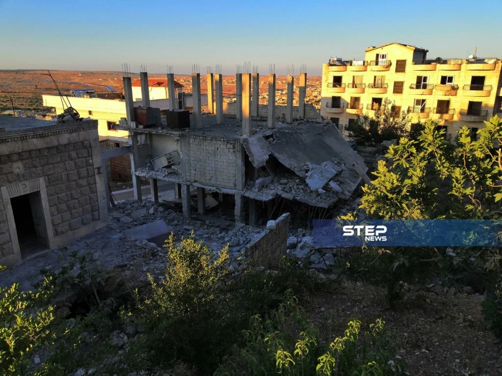 آثار قصف نظام الأسد وحليفته روسيا بالصواريخ العنقودية على مدينة كفرنبل بريف إدلب