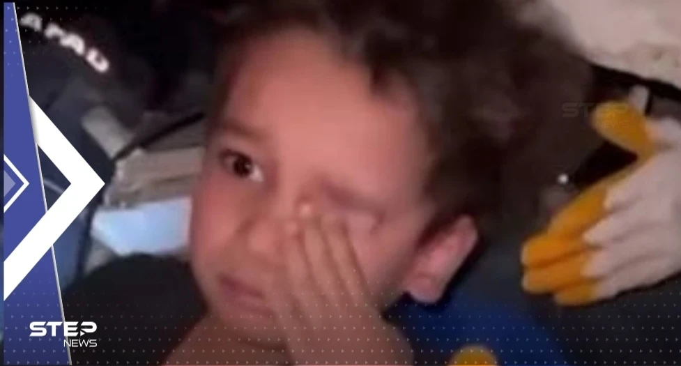 بالفيديو|| أنقذوه وهو نائم.. ردة فعل طفل تركي "تُفاجىء" رجال الإنقاذ وسؤاله أضحكهم