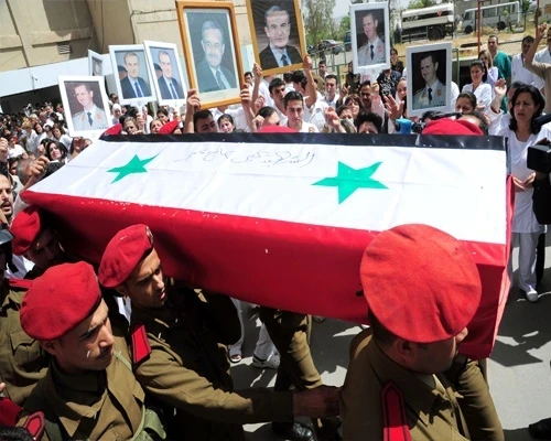 درعا تتسلم قتلى من أبنائها على جبهات إدلب، وقوّات الأسد تعثر على مستودع ذخيرة للمعارضة