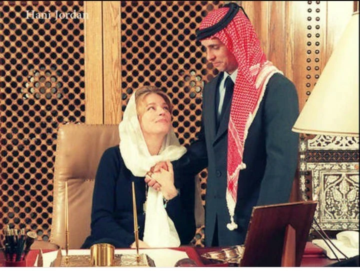 الملكة نور توضح موقفها من اعتقال ابنها الأمير حمزة وما جرى بالأردن