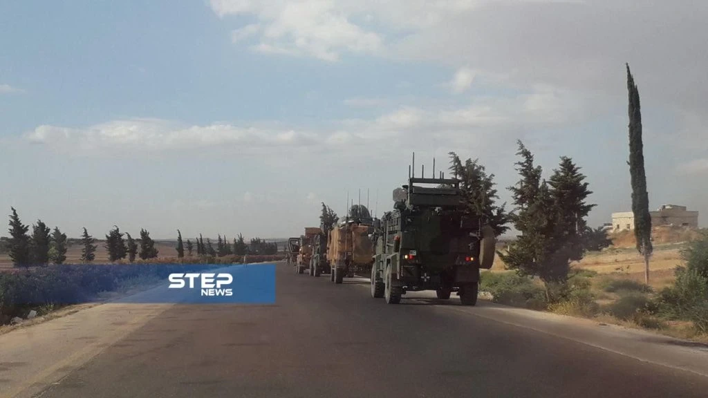 شاهد بالصور .. رتل تركي برفقة فصائل الثوار أثناء سيره على الاتوستراد الدولي جنوب إدلب باتجاه نقطة المراقبة التركية في مدينة مورك بريف حماة الشمالي