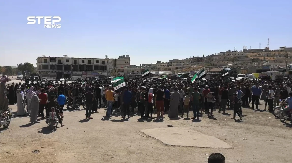 مظاهرة في سرمدا شمال إدلب تنديداً بالقصف على المراكز الحيوية والمدنيين وطالبت بالإفراج عن المعتقلين