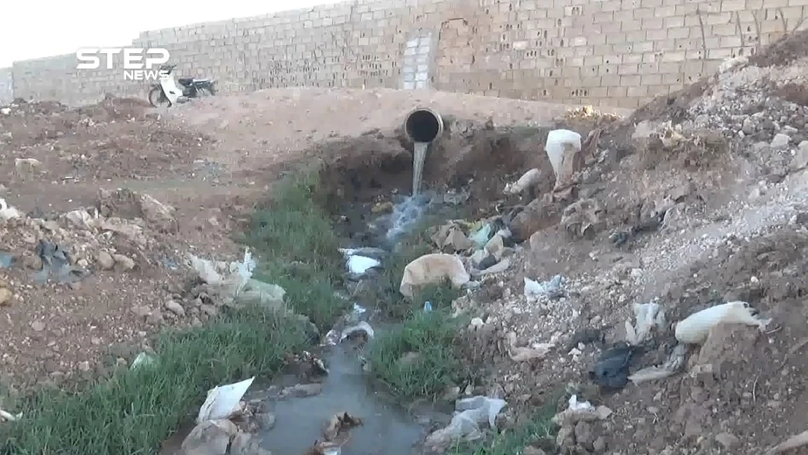 معاناة إنسانية صعبة أبرزها الصرف الصحي في مخيمات اللاجئين لأهالي شمال حماة على الحدود السورية التركية