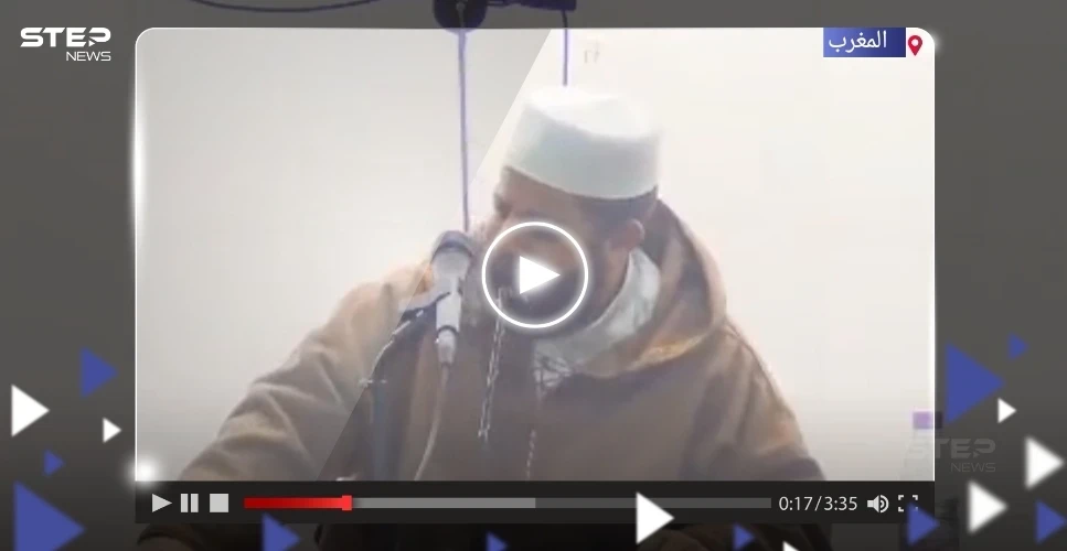 شاهد ردة فعل إمام أحد مساجد المغرب أثناء حدوث الزلزال المدمر.. وهذا ما طلبه من المصلين