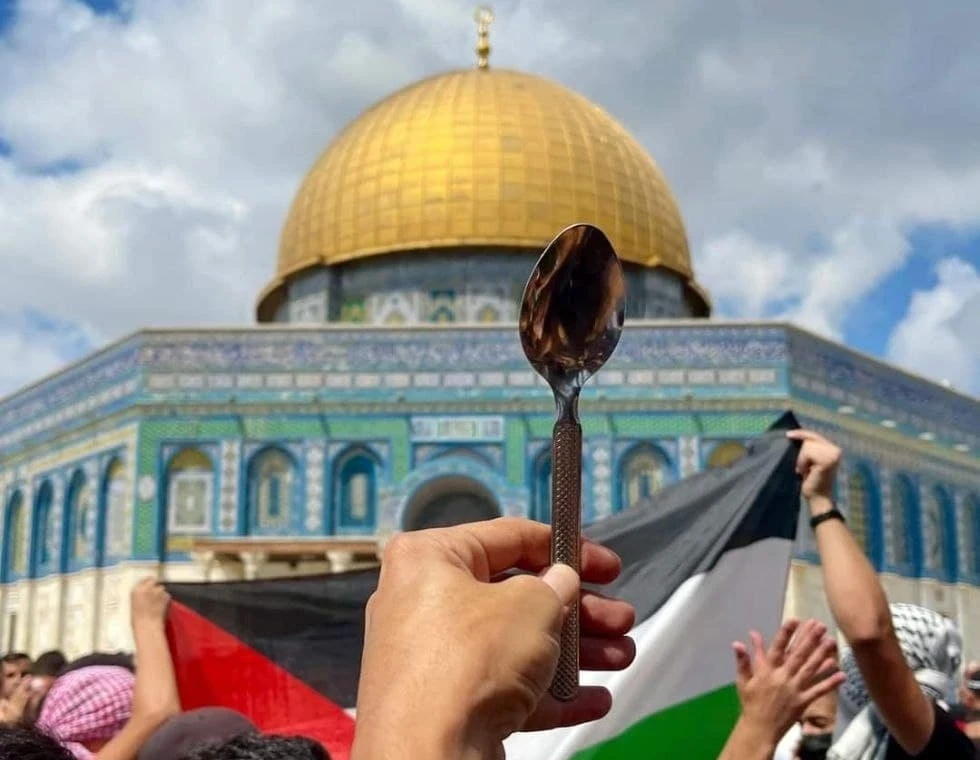 بالفيديو|| الملعقة التي هزّت أمن تل أبيب تُرفع مثيلتها في ساحات المسجد الأقصى.. والقوات الإسرائيلية تتحرك