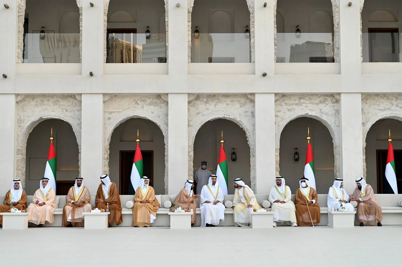 بالفيديو|| نجل ولي عهد أبو ظبي يتزوج ضمن حفل زفاف جماعي.. عروض شعبية وأهازيج تراثية