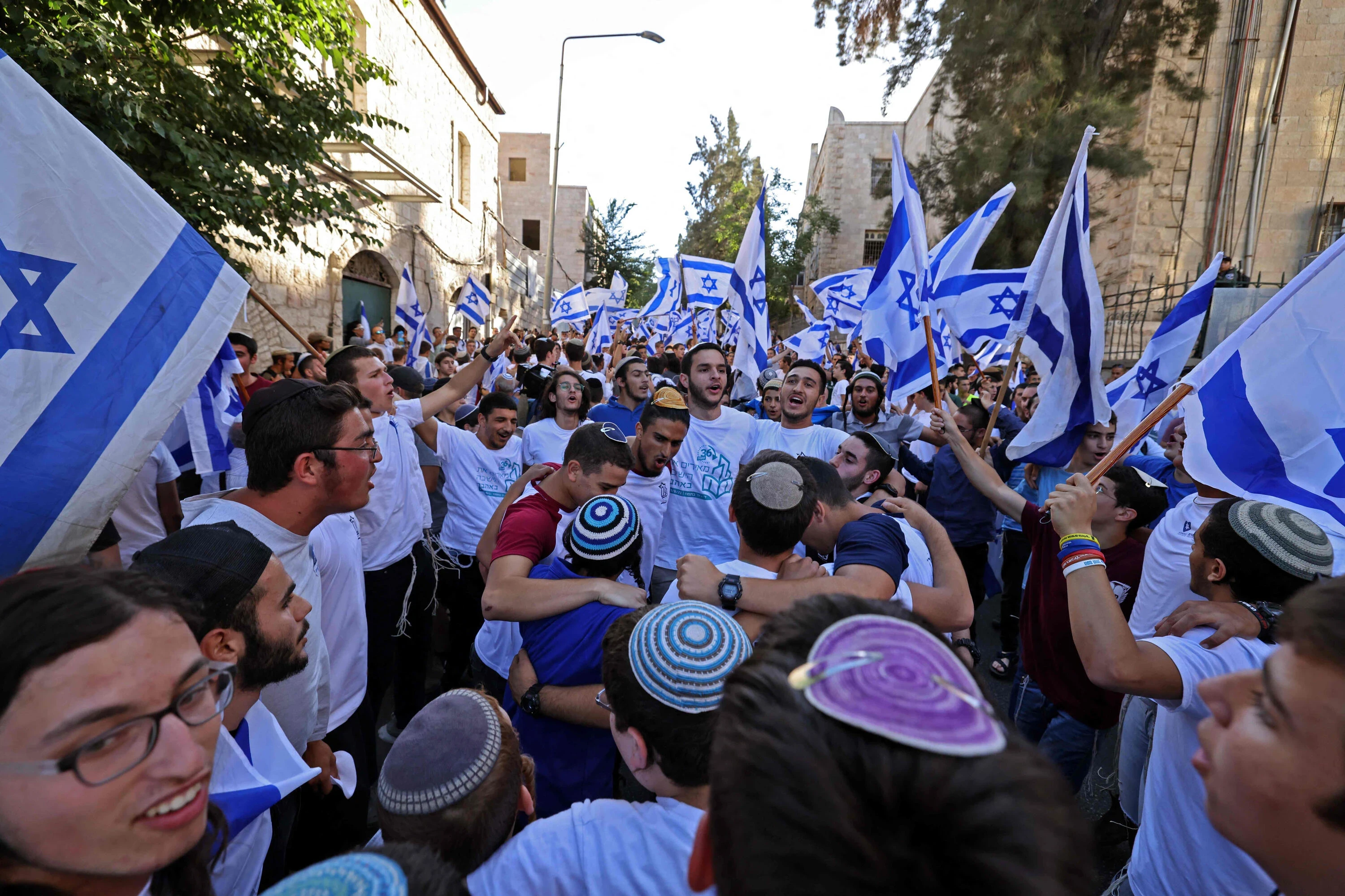 بالفيديو|| "الموت للعرب".. المسيرة الإسرائيلية المستفزة تجوب أحياء القدس ومواجهات عنيفة بين الشرطة الإسرائيلية وفلسطينيين