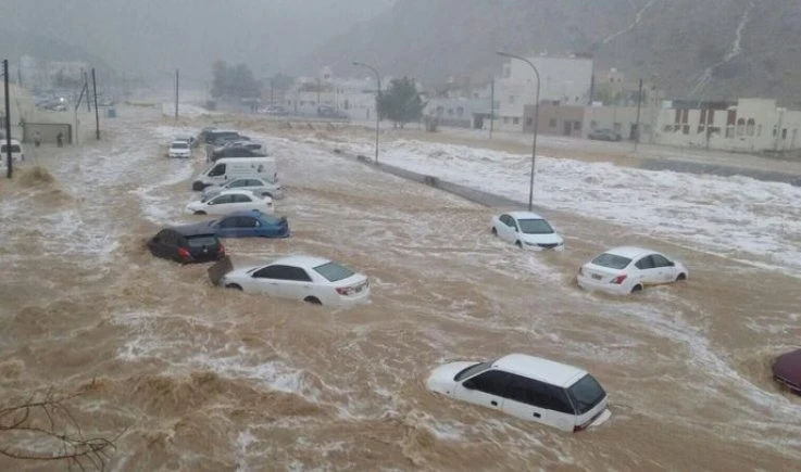 مقتل 13 يمنياً بينهم طفلان في سيول جراء الأمطار الغزيرة.. والأرصاد الجوية تحذّر