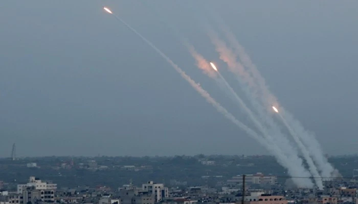 صواريخ الفصائل الفلسطينية تطال أكبر عدد من المدن الإسرائيلية.. ولحظة هروب سكان تل أبيب خوفاً (فيديو)