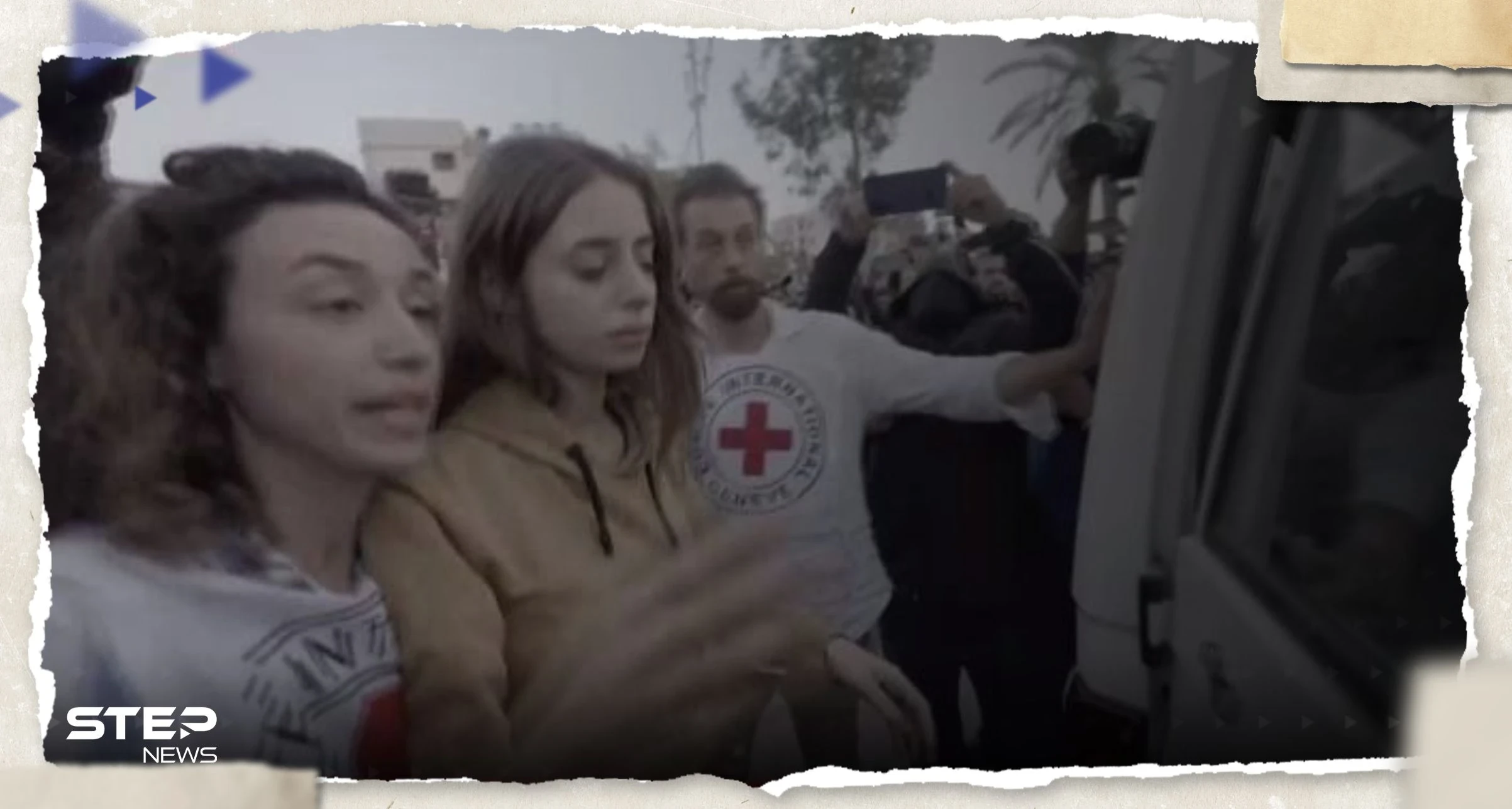 شاهد || إحداهن عالجتها حماس.. إسرائيل تتسلم رهينتين أُطلق سراحهما