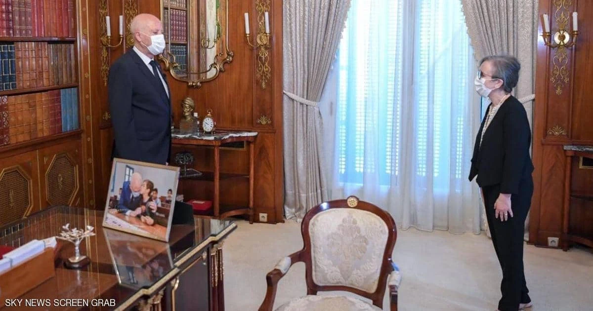 أول رئيسة وزراء بتاريخ العرب تؤدي اليمين الدستورية مع حكومتها أمام الرئيس التونسي قيس سعيد