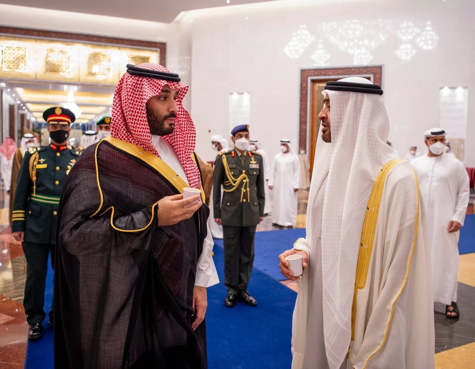 محمد بن سلمان يصل أبوظبي ضمن جولة خليجية وبيان سعودي عماني مشترك