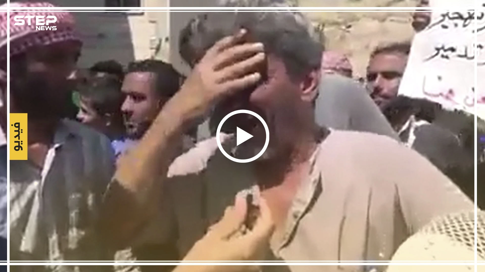 شاهد بالفيديو|| رجل مسن غلبه البكاء "أدخلونا على تركيا أو أوقفوا البراميل، لِمَ تبيعون وتشترون بنا؟"