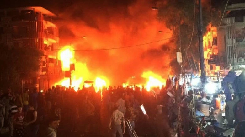 بالفيديو|| انفجار في حي الكرادة وسط بغداد.. والقوات الأمنية تغلق مداخل المنطقة