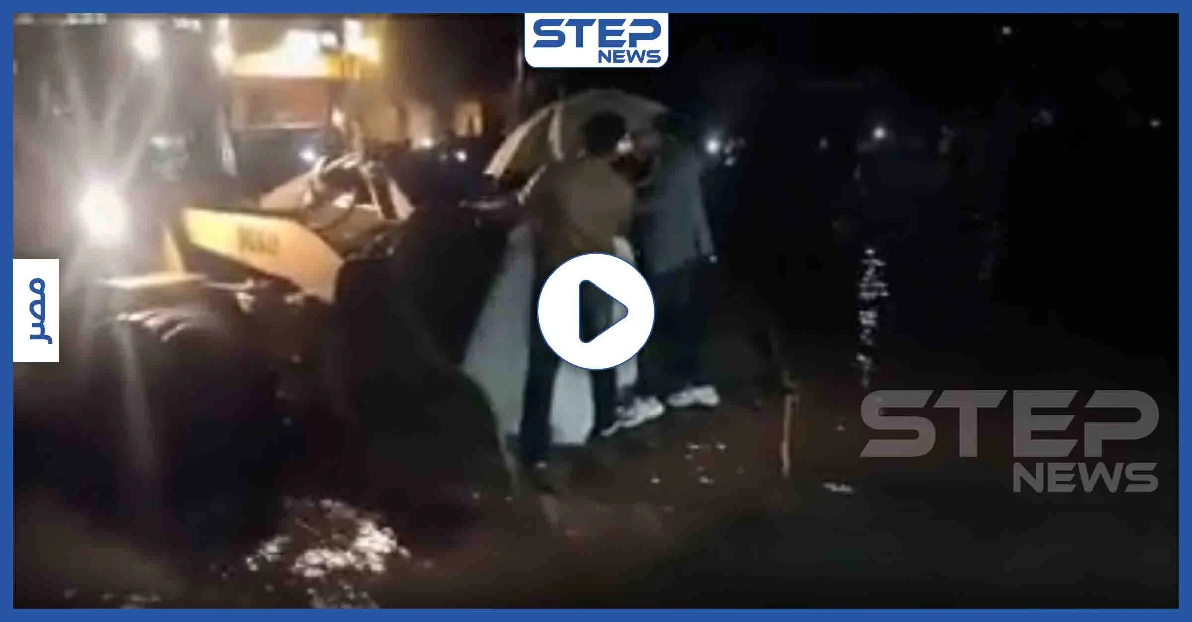 بالفيديو|| إجت الحزينة لتفرح.. "جرافة" تنقل عروس مصرية حاصرتها سيول "التنين"