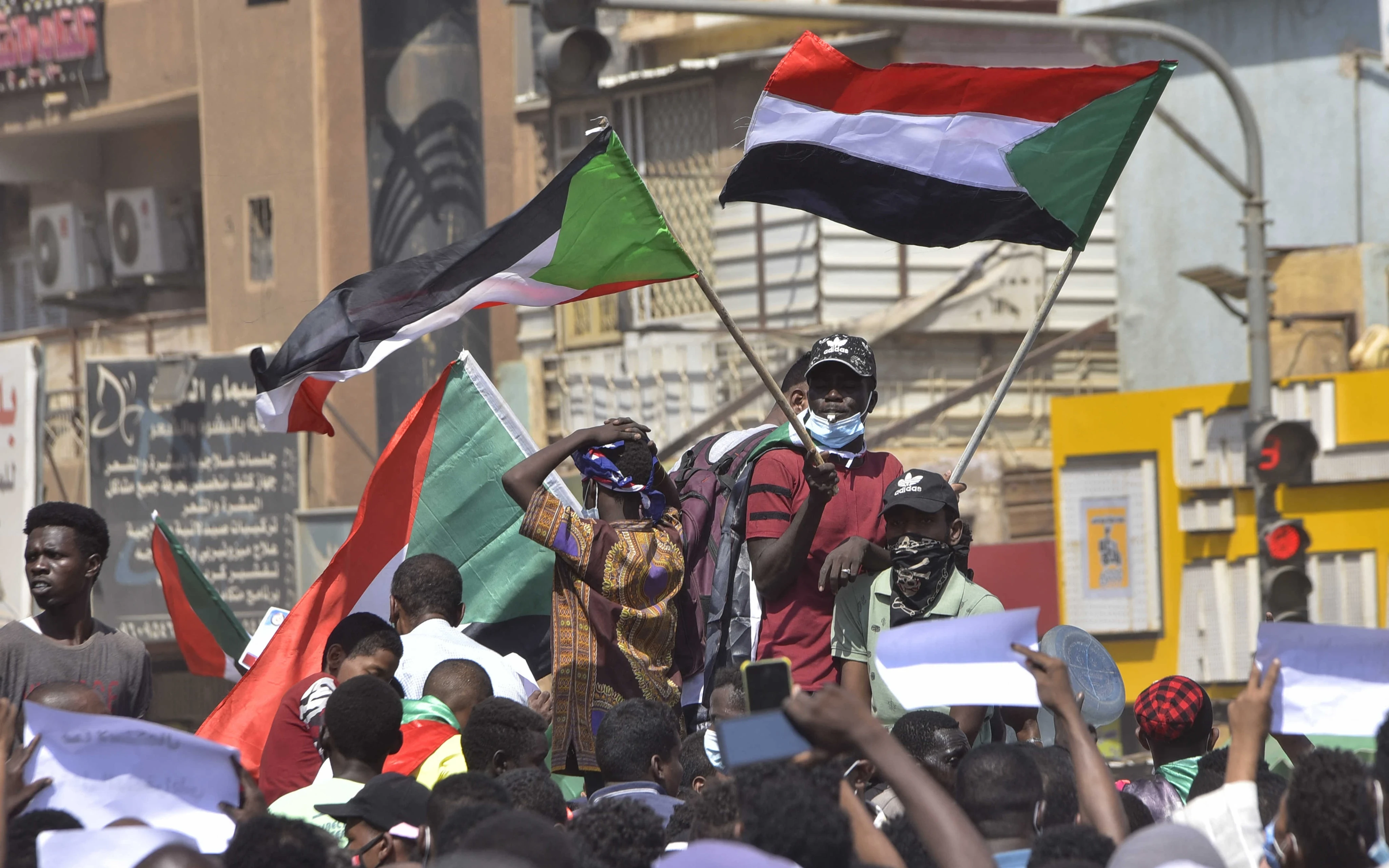 الخارجية السودانية تؤكد أن مصير حمدوك وأعضاء حكومته "غير معلوم".. والبرهان يصدر بياناً هاماً