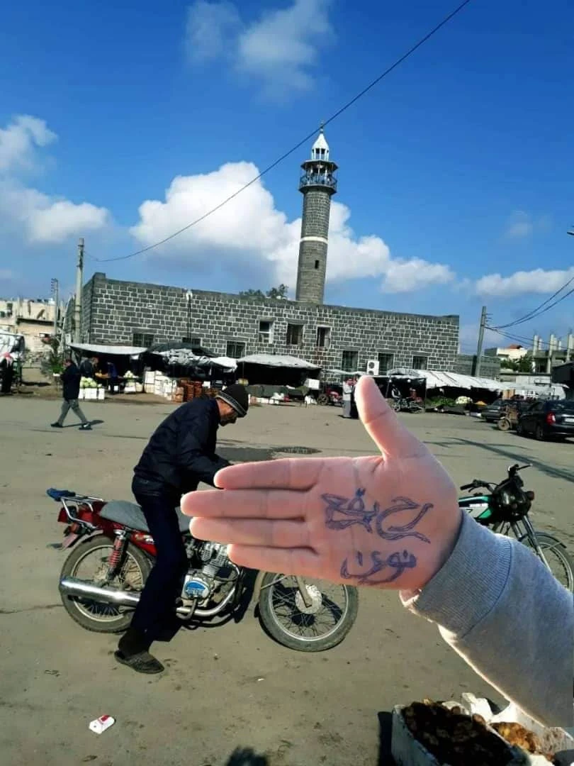 قتلى لميليشيا حزب الله بعبوة ناسفة في درعا، وأبناء مدينة طفس يتظاهرون ضد الأسد!!