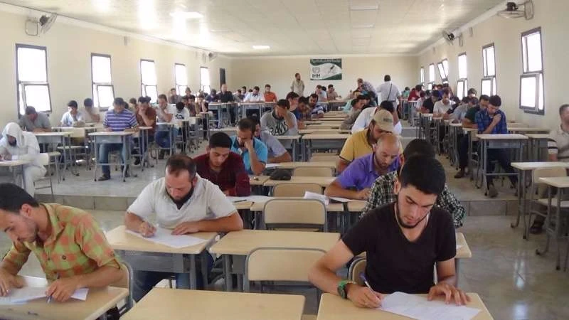 ذوو طلبة سراقب يُطالبون بتدريس مناهج الأسد، لاعتمادها بالمقارنة مع مناهج المعارضة!!