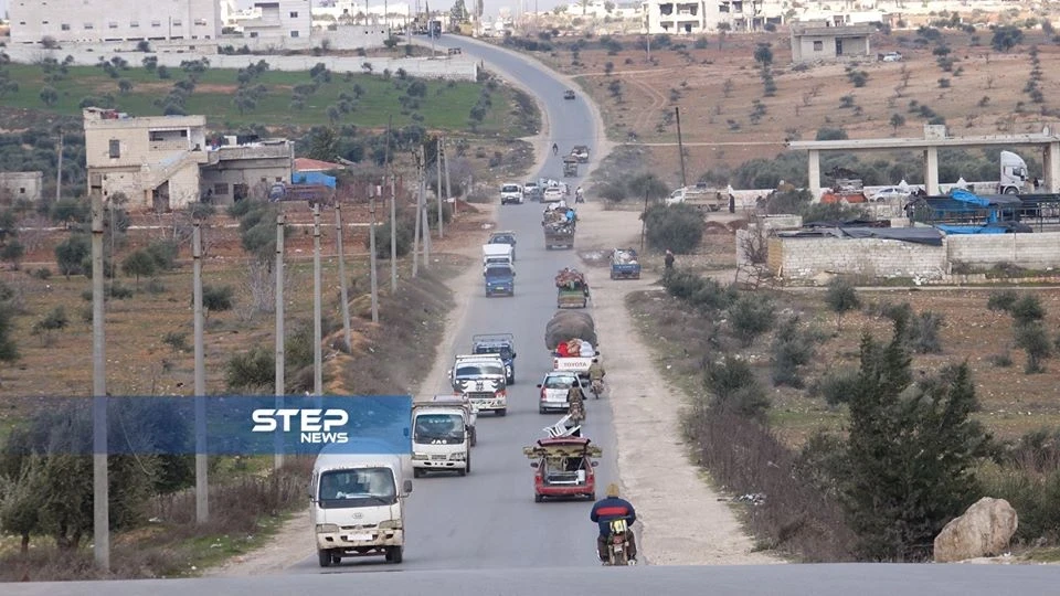 شاهد بالصور حركة نزوح كثيفة من مناطق جبل الزاوية وريف سراقب باتجاه الحدود مع تركيا هربا من القصف الروسي والسوري