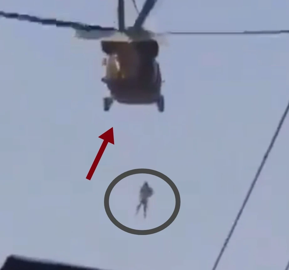 بالفيديو|| "فيلم رعب حقيقي".. تدلي شخص "يبدو ميتاً" من طائرة أمريكية يقودها عناصر من طالبان