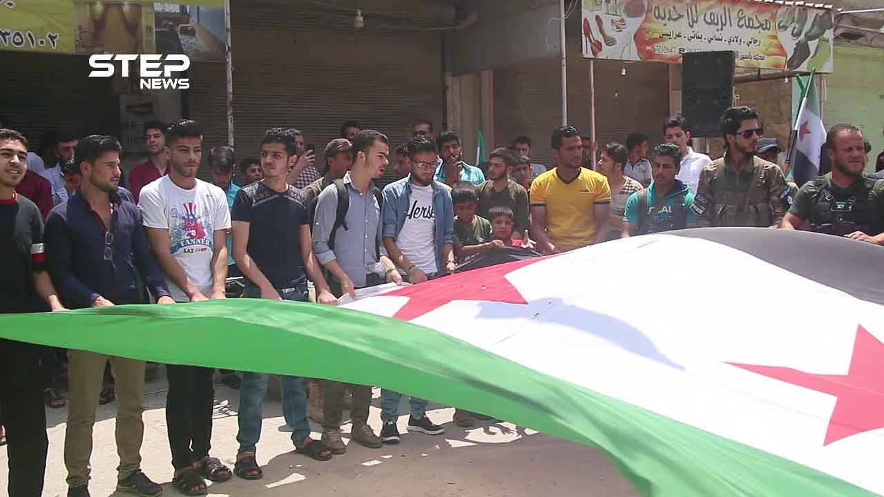 أهالي مدينة مارع يخرجون في مظاهرة حاشدة ضمن جمعة الوفاء للساروت