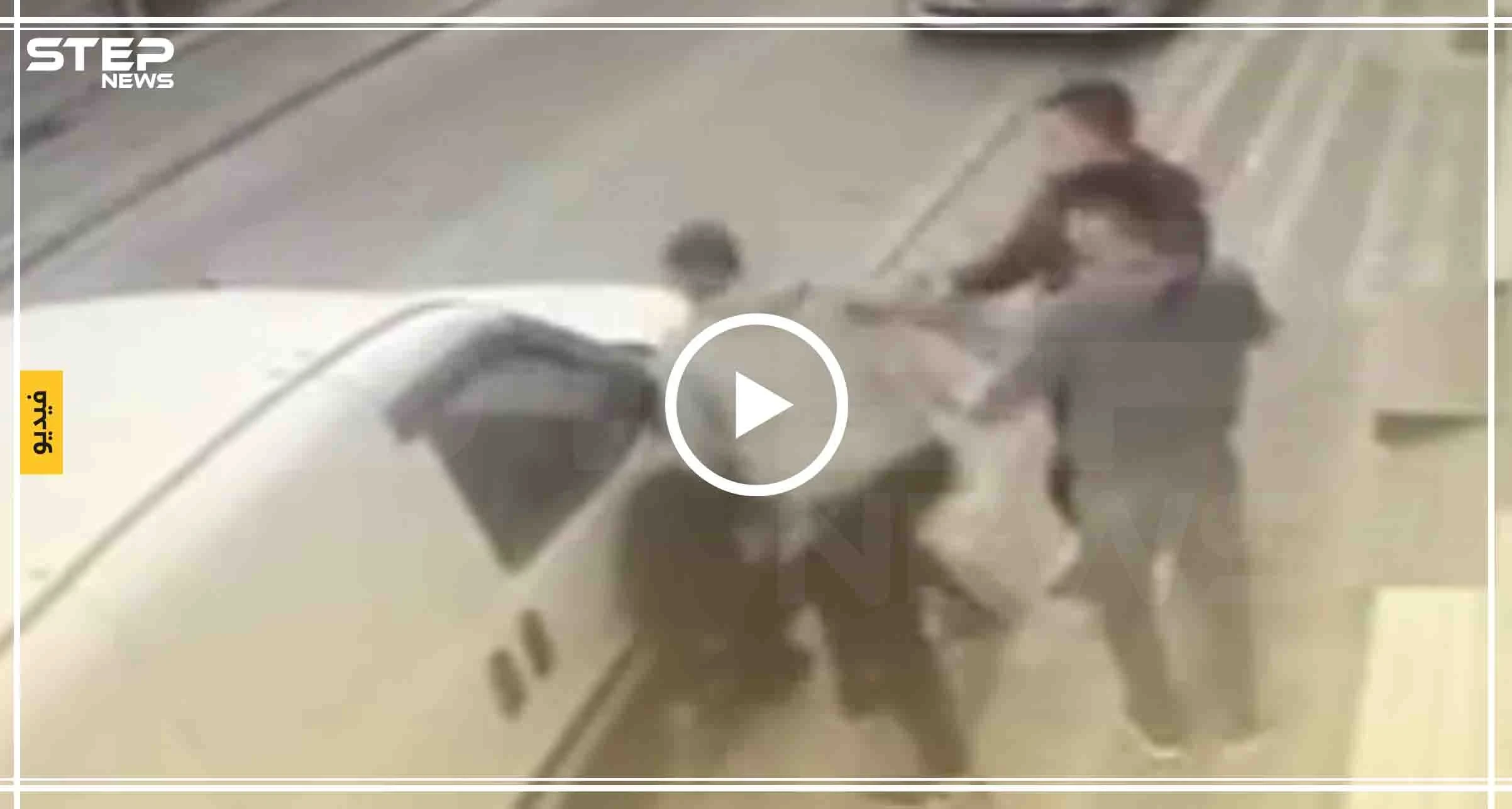 أتراك يعتدون بوحشية على مراهق سوري بهدف سرقته (فيديو)