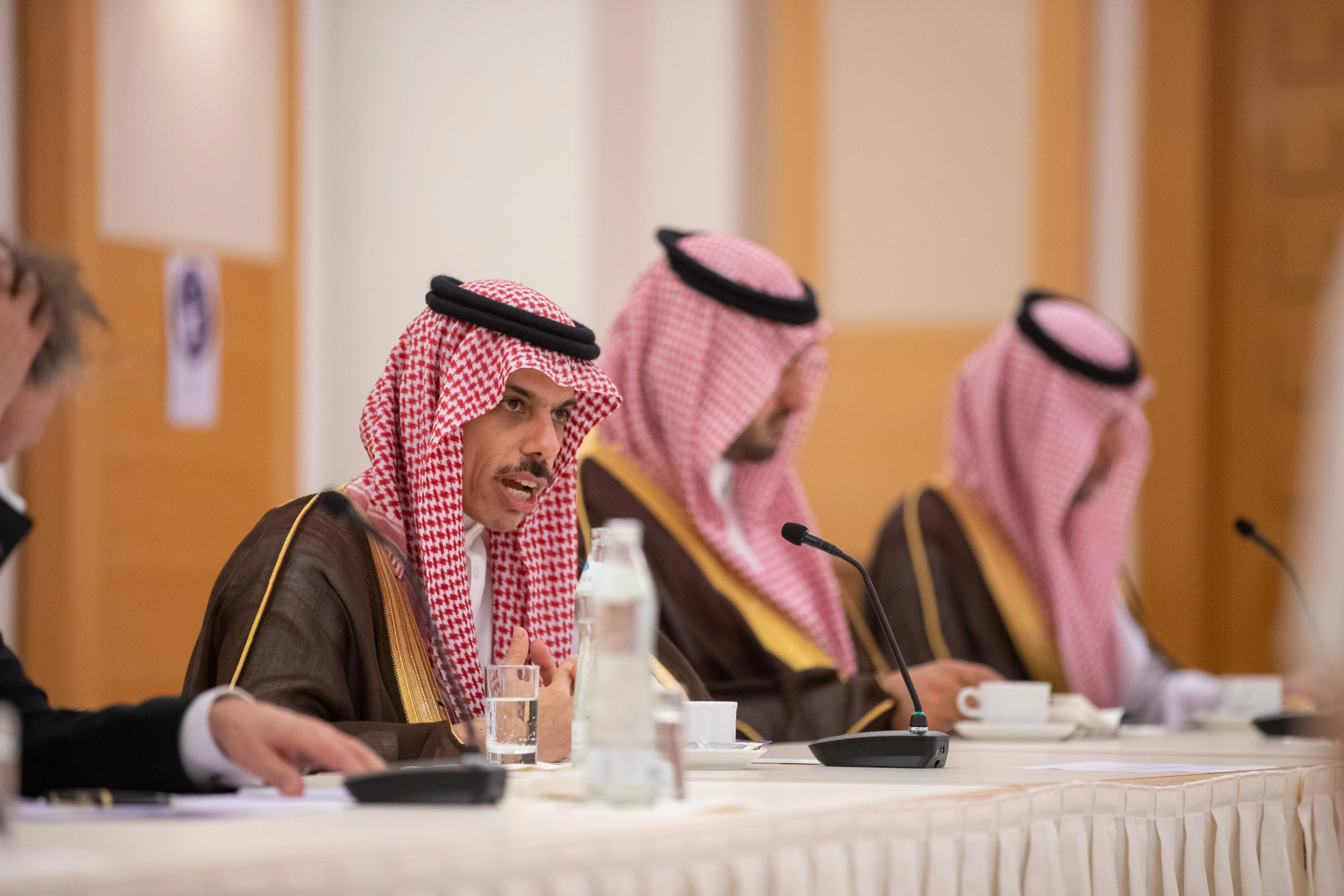 وزير الخارجية السعودي يتحدث عن علاقة السعودية بإسرائيل والخطر المحدق بالمنطقة ووزير نمساوي يرد