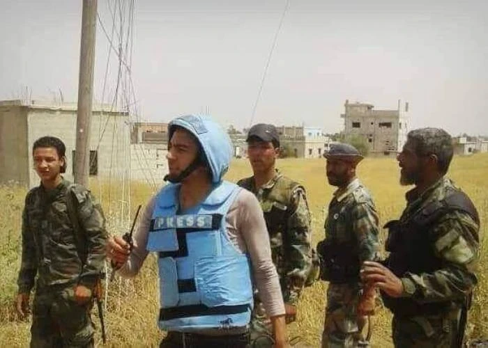 بالفيديو|| شاب من درعا البلد يهدد مراسل سما فراس الأحمد: "ما قصّرت وما رح نقصّر"
