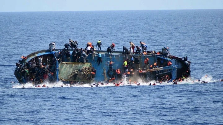 مقتل 4 أشخاص بغرق سفينة إندونيسية والسلطات المحلية تواصل عمليات البحث والإنقاذ