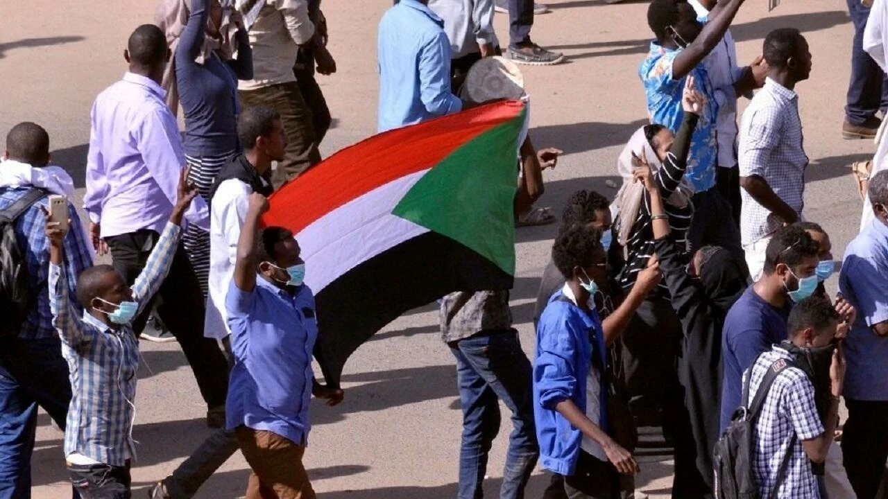 بالفيديو|| مظاهرات قرب القصر الجمهوري في الخرطوم ورسائل مسرّبة تفضح مخططاً إخوانياً خطيراً وواشنطن تعلّق