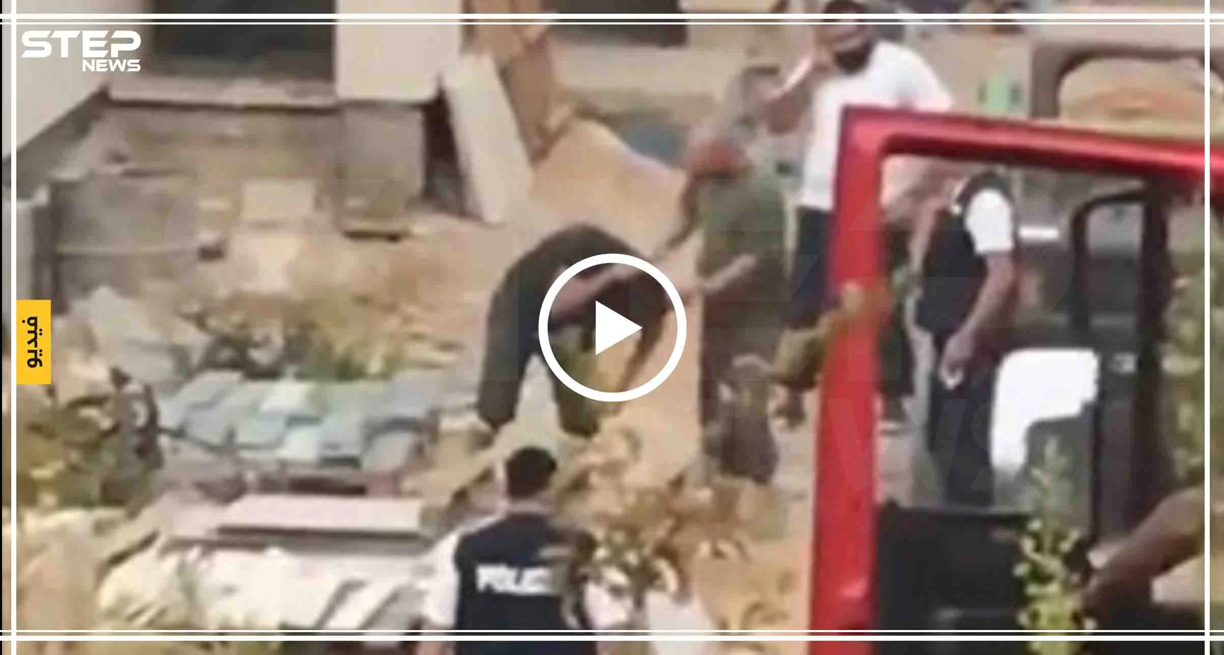 بالشتائم والكفر واللكمات.. موظف لبناني يتهجم على نازح سوري لهذا السبب (فيديو)