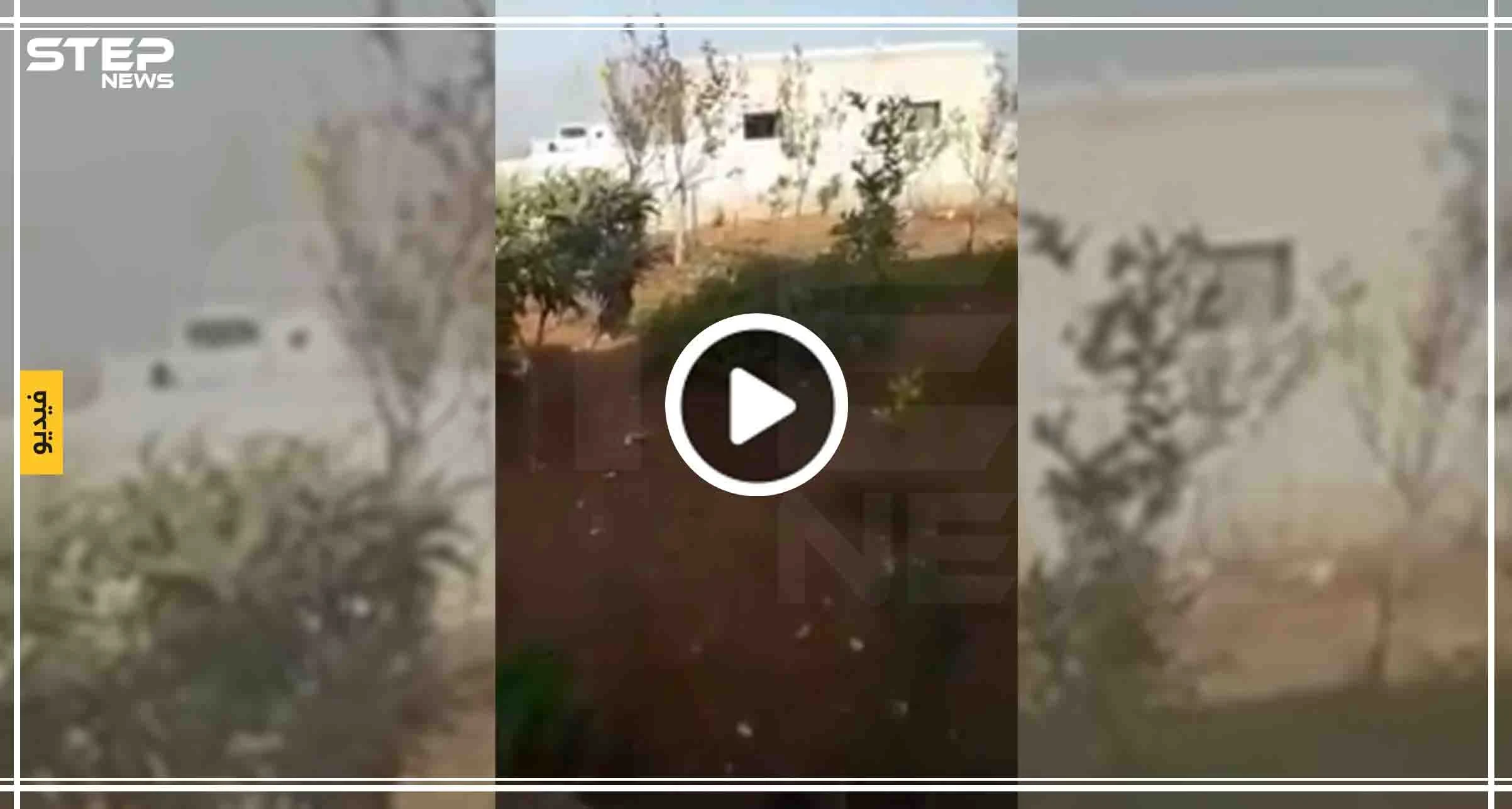 بالغصّة والدّموع.. سوري يودّع أرضه ومنزله جنوب شرقي إدلب (فيديو)