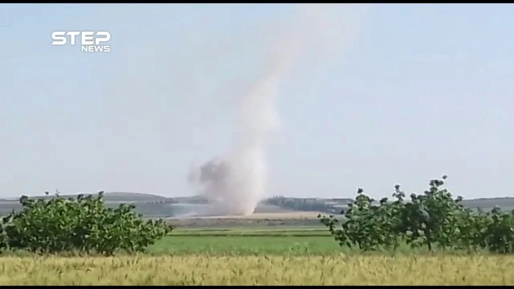 حرائق في المحاصيل الزراعية جراء قصف جوي روسي استهدف أطراف مدينتي خان شيخون وحيش جنوبي إدلب