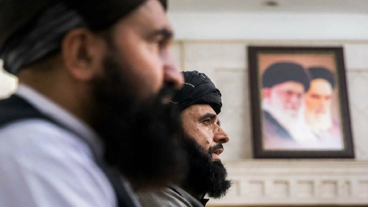 طالبان تدمر تمثال زعيم شيعي قاتلها وإيران تحتفي بأول قيادي سنّي بجيشها