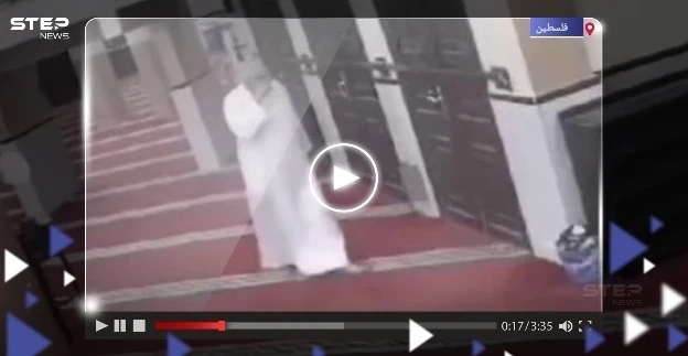 لحظة وفاة مؤذن فلسطيني وهو جالس على كرسي يتلو القرآن (فيديو)