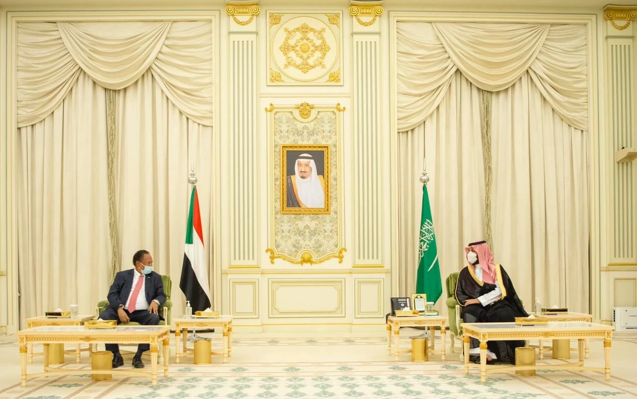بالفيديو|| اجتماع بين ولي العهد السعودي ورئيس الوزراء السوداني.. التفاصيل