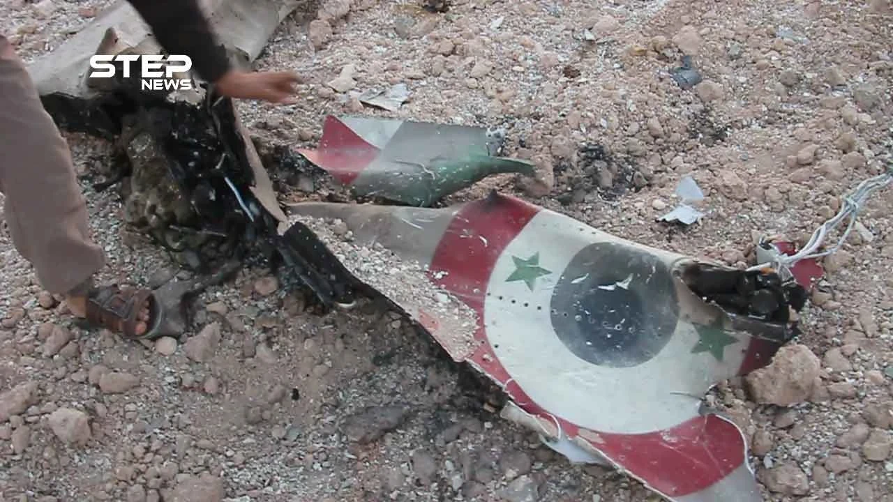 شاهد حطام طائرة نظام الأسد التي أُسقطت من قبل فصائل المعارضة جنوبي إدلب