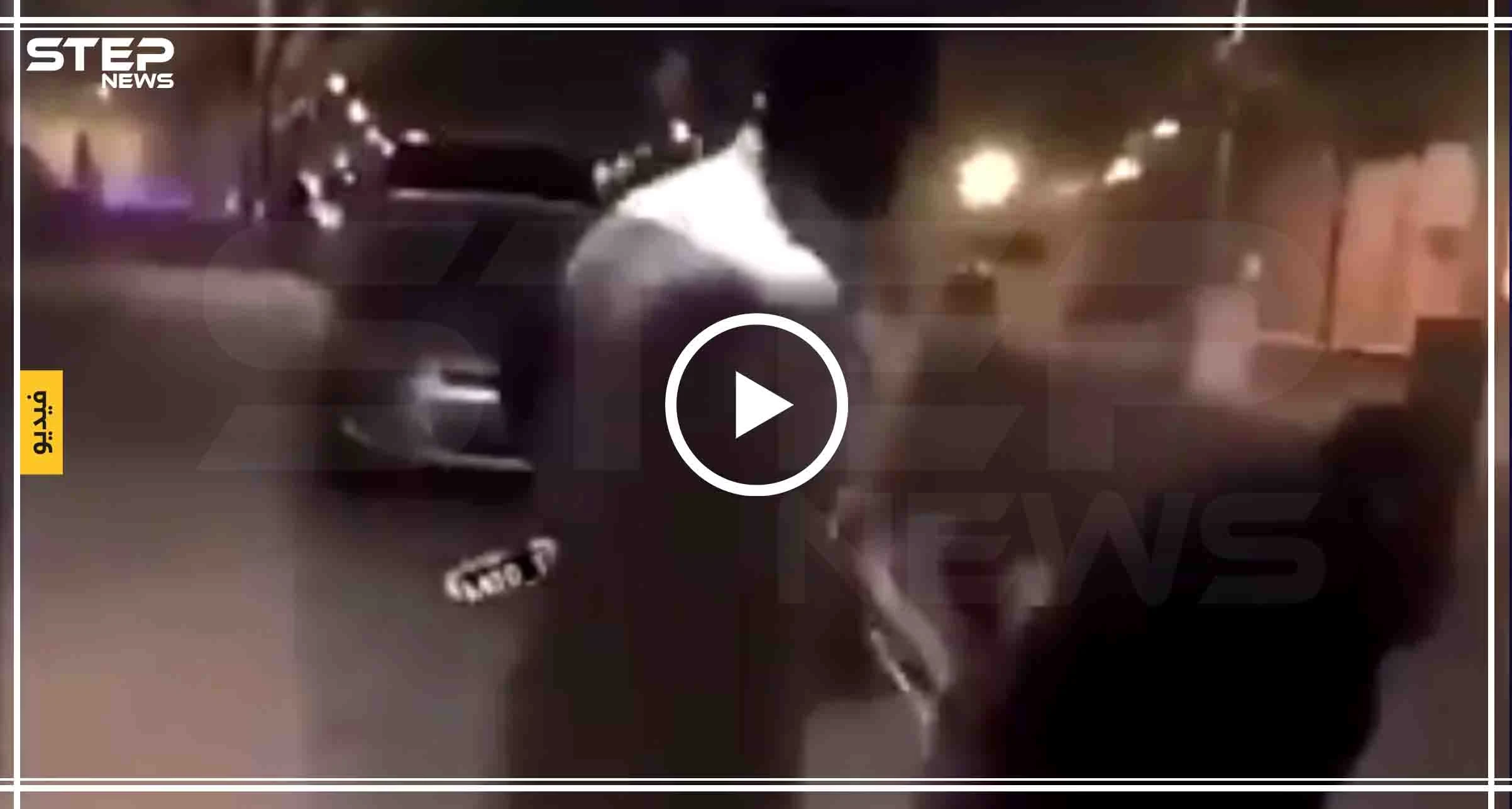 شاهد بالفيديو|| شاب سعودي يعتدي بالضرب المبرح على فتاة محجبة في الشارع!!
