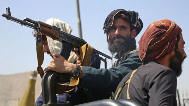بالفيديو|| شخصية أفغانية تعلن نفسها رئيساً مؤقتاً لأفغانستان.. وطالبان تعيّن وحدة عسكرية خاصة لتأمين القصر الرئاسي
