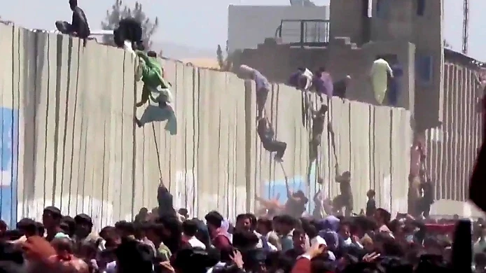 بالفيديو|| مشاهد من يوم القيامة بأفغانستان.. الآلاف يركضون بلا وجهة متعلقين بحبال مطار كابل