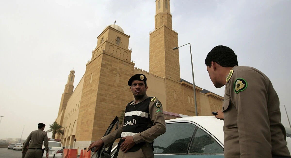 السعودية: ضبط شخص يحمل سلاحاً في الدور الأول بـ المسجد الحرام وهو يردد عبارات مؤيدة لتنظيمات إرهابية