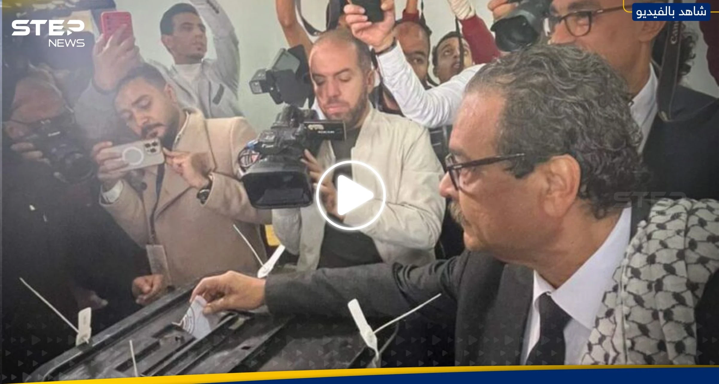 مرتدياً "الكوفية الفلسطينية".. مرشح رئاسي مصري يدلي بصوته ويوجه رسالة للمصريين (فيديو)