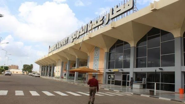 شاهد|| الرياح القوية تحطم واجهة مطار عدن الدولي وأنباء عن وقوع إصابات