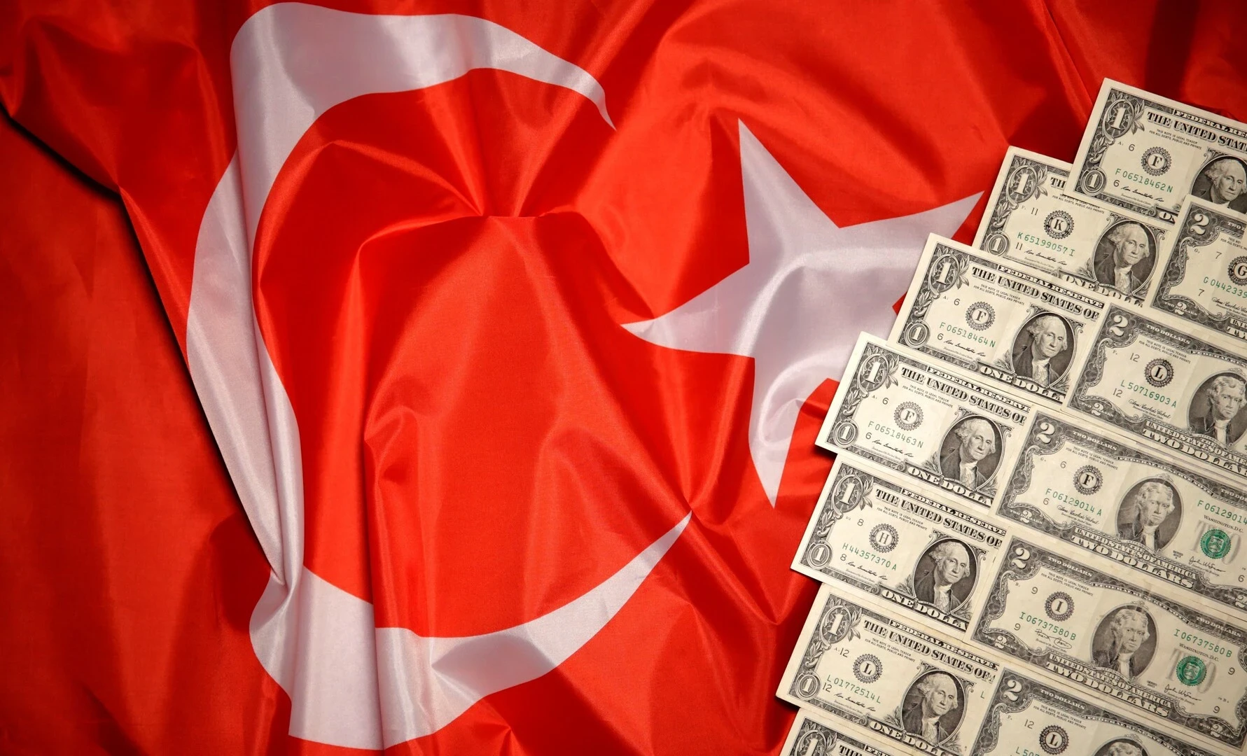 هبوط قياسي بقيمة الليرة التركية بعد إعلان المركزي خفض نسبة الفائدة