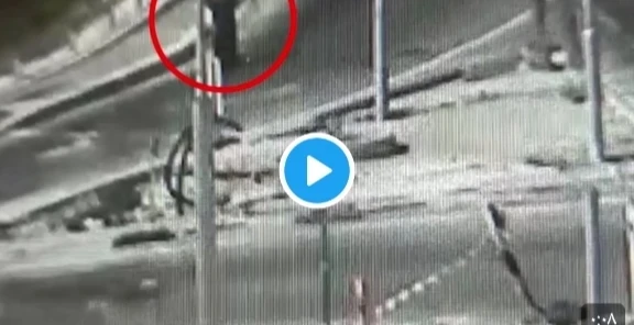 الجيش الإسرائيلي ينشر شريطاً مصوراً يوثق محاولة امرأة فلسطينية إطلاق النار على جنودٍ إسرائيليين.. ويكشف مصيرها